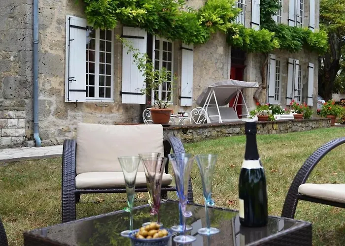 Grande Maison En Pierre De Taille Avec Piscine, Sauna Et Jacuzzi