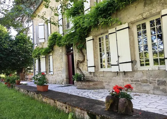 Grande Maison En Pierre De Taille Avec Piscine, Sauna Et Jacuzzi